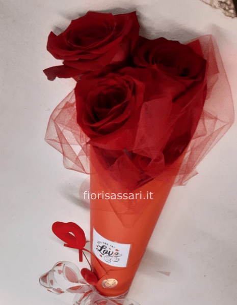 Tre rose su cono cartoncino rigido con decoro cuori