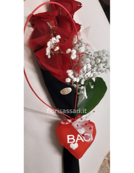 Tre rose su cono velluto nero con decoro cuore e baci