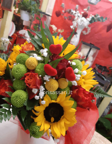 Bouquet fiori misti con decori San Valentino