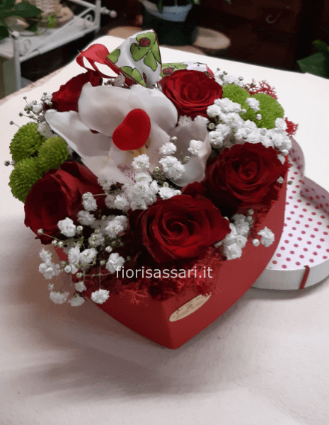 Cuore con rose e orchidea